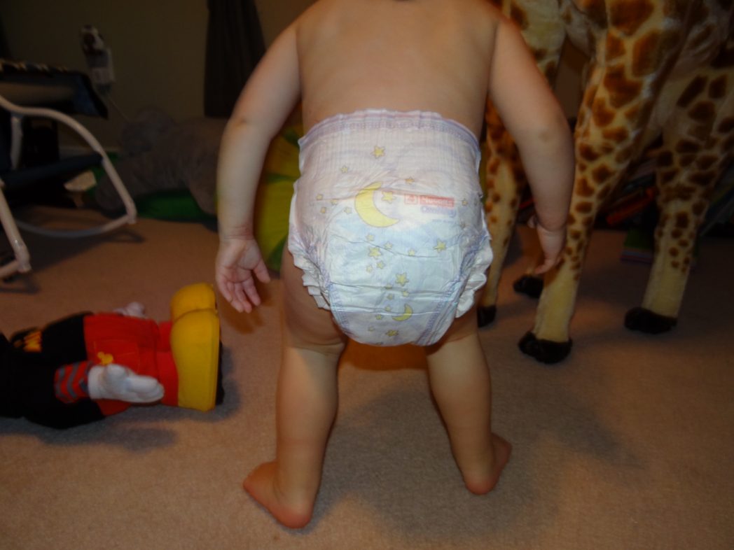Girl poop in diaper. Kids wearing Huggies diapers. Тодлер diapers. Baby Kid diapers. Baby Wear diaper.