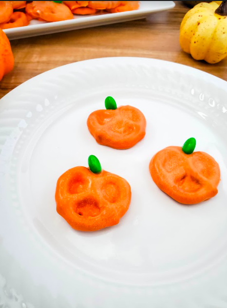 How to make Pumpkin Pretzels for your Halloween Festivities! 